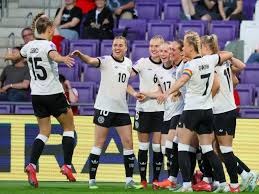 彻底爆发！勇士全队强烈抗议裁判，库里遭对手恶劣犯规怒不可遏